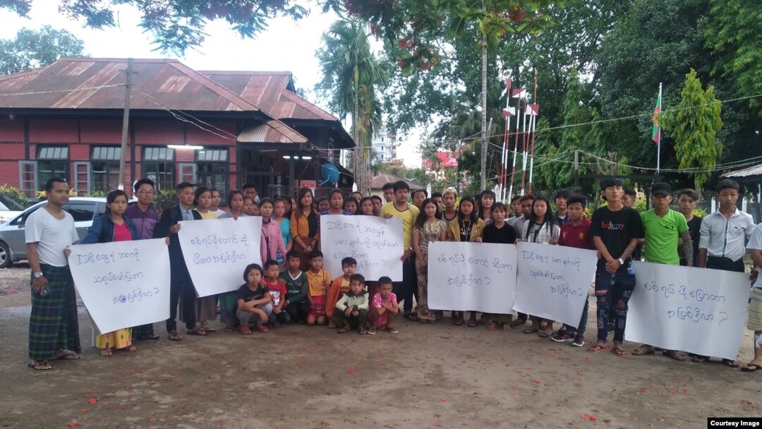 ကချင် လူငယ် ၂ ဦး ငြိမ်းစုစီပုဒ်မနှင့် စွဲဆိုခံရတာကို ဆန္ဒပြစဉ် 