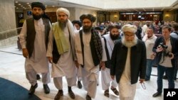 Tolibon siyosiy yetakchisi Mulla Abdul G'ani Birodar (chapdan uchinchi) harakatning boshqa vakillari bilan muzokaraga kelmoqda. Moskva, 28-may, 2019-yil.