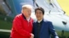 美国总统特朗普2019年5月26日抵达东京东面的千叶县茂原市的茂原乡村俱乐部打高尔夫球，受到日本首相安倍晋三的欢迎。