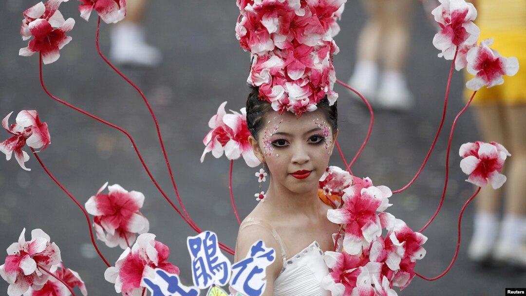 A dancer adorned with flowers performs during Taiwan's National Day celebrations in front of the Presidential Office in Taipei, October 10, 2012. 