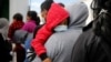 Familias hacen cola en un centro de migración después de ser deportados de los EE. UU. en virtud del Título 42, como parte de los esfuerzos del gobierno de este país para acelerar la expulsión de algunas familias, el 4 de agosto de 2021.