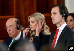 AQSh Tijorat vaziri Uilber Ross, prezident qizi Ivanka Tramp va kuyovi Jared Kushner, Oq uy, 17-mart, 2017