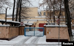 Pol Vilan ushlab turilgan Lefortovo qamoqxonasi darvozasi