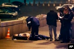 Boris Nemtsovning jasadi ustida, Moskva, 28-fevral, 2015