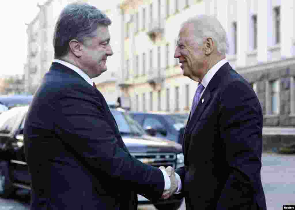 AQSh Vitse-prezidenti Jo Bayden (o&#39;ngda) Ukraina Prezidenti Petro Poroshenko bilan, Kiyev, 21-noyabr, 2014-yil.