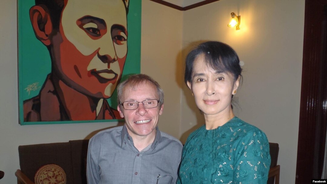 ဒေါ်အောင်ဆန်းစုကြည်နှင့် အတူတွေ့ရသည့် Sean Turnell (ဇန်နဝါရီ ၃၀၊ ၂၀၁၂) (ဓာတ်ပုံ - Sean Turnell Facebook)