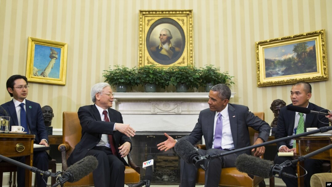 Prezident Obama Oq uyda Vyetnam Kommunistik partiyasi rahbari Nguyen Fu Chongni qabul qilmoqda, Vashington, 7-iyul, 2015-yil