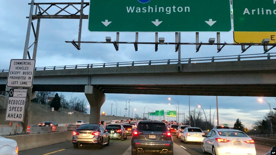 Washington commuters travel to work on the first day back after a government shutdown, early morning on I-395, Jan. 28, 2019 in Arlington, Va.