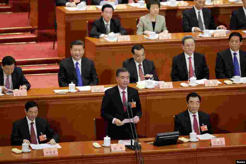 中国国务院副总理汪洋在2018年3月3日于中国人民大会堂举行的中国人民政治协商会议开幕式上致辞。当时本图集指出，汪洋将是下届政协主席，他两侧的人&mdash;&mdash;张庆黎将担任排名第一的副主席，刘奇葆将是排名第二的副主席。3月14日，汪洋和张庆黎分别全票当选政协主席和排名第一的副主席，刘奇葆是排名第二的副主席、夏宝龙等多人也成为副主席。