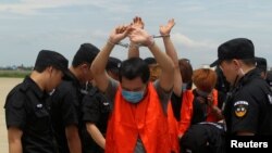 (资料照) 台湾电信诈骗嫌疑人在中国警察押送下被柬埔寨驱逐出境（2016年6月24日）