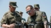 ARCHIVO - El vicepresidente del Consejo de Seguridad de Rusia y jefe del partido Rusia Unida, Dmitri Medvédev, a la derecha, escucha a un oficial mientras visita el campo de entrenamiento militar de Pogonovo, en la región rusa de Vorónezh, el 17 de julio de 2024.