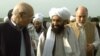 Mulla Muhammad Hasan Oxun (sallada) Pokiston Tashqi ishlar vaziri Sartaj Aziz bilan Islomobod yaqinida (24-avgust)