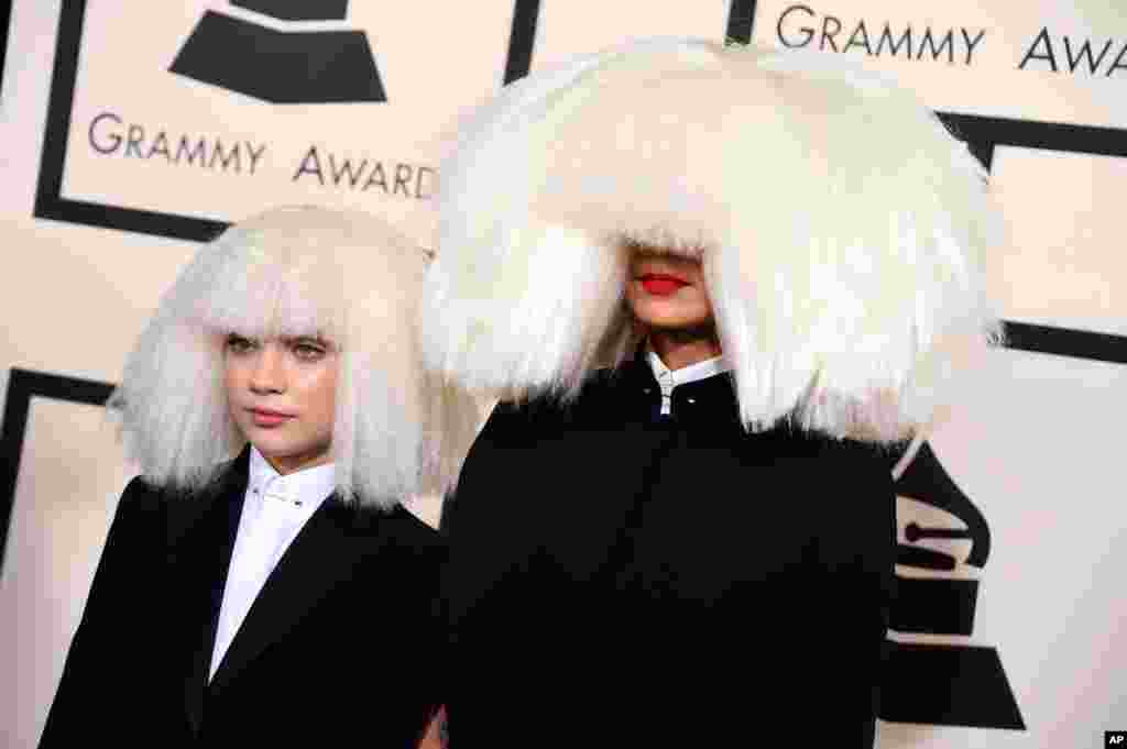 Sia, à direita, e Maddie Ziegler chegam à 57ª gala anual dos Prémios Grammy no Staples Center Los Angeles, Califórnia, Fev. 8, 2015.