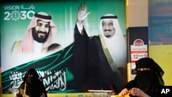 Qirol va valiahd shahzoda suratlari aks etgan banner, Jidda, Saudiya Arabistoni, 2020-yil, 5-fevral