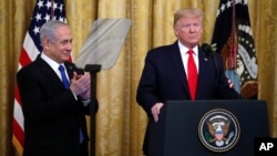 Isroil Bosh vaziri Benyamin Netanyaxu (chapda) AQSh Prezidenti Donald Tramp bilan Oq uyda, 2020-yil, 28-yanvar
