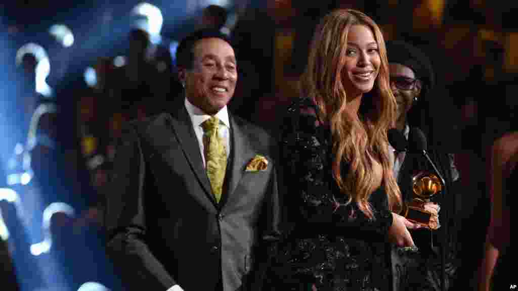 Smokey Robinson, à esquerda, entrega o prémio a Beyonce pela Melhor Perfomance R&B com “Drunk in Love” na 57ª gala anual dos Prémios Grammy em Los Angeles, Fev. 8, 2015.
