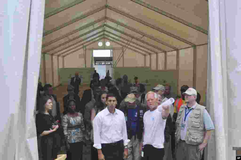 AQShning "USAID" agentligi rahbari Rajiv Shah Liberiyada yangi qurilgan Ebolaga qarshi kurash markazini ko'zdan kechirmoqda, 14-oktabr, 2014-yil.