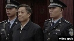 2013年10月25日，薄熙来出庭并在庭审过程中为自己辩护。(视频截图)