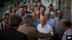 Gretsiyada bankdan nafaqasini olish uchun navbatda turgan fuqarolar.