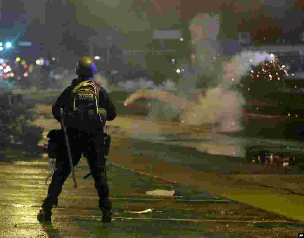 Huquq-tartibot xodimlari namoyishchilarga qarata ko&#39;zdan yosh oqizuvchi gaz qo&#39;llamoqda, Ferguson, 17-avgust, 2014-yil.