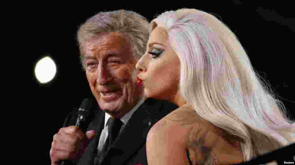 Lady Gaga e Tony Bennett, que ganharam o Grammy para Melhor Pop Tradicional pelo álbum "Cheek to Cheek", cantam essa música na 57ª gala anual dos Prémios Grammy, Los Angeles, Califórnia, Fev. 8, 2015.