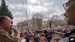 Donetskka qo'shni Luganskda xavfsizlik xizmati binosi qamal holati.