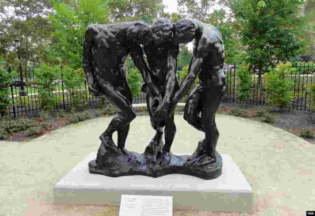 "The Three Shades" - a monumental version of a smaller figure on top of the "Gates of Hell." (Z. Hoke/VOA)