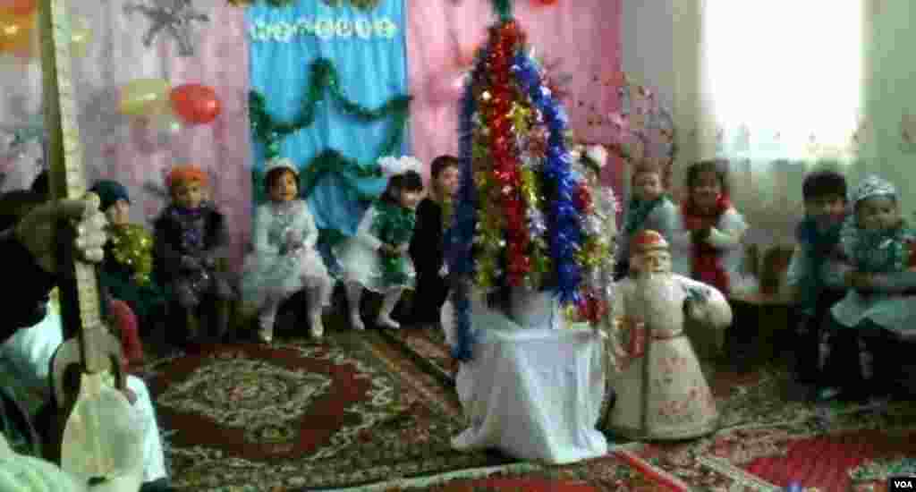 Tojikistonda ayrimlar melodiy yangi yeil bayramiga zid bo'lsalarda, davlat muassasalari, jumladan bog'chalarda bu yeil ham yangi yeil shodiyonalari.