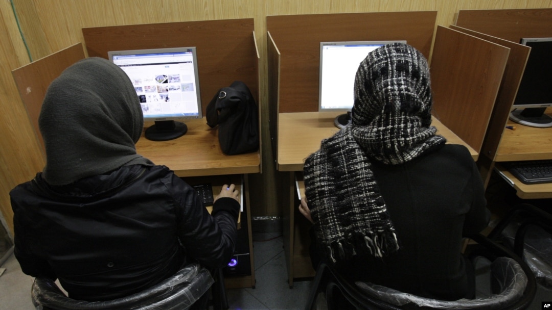 Iranian women use computers at an Internet cafe in central Tehran. Many Iranian users are reporting Gmail and other Google products have been blocked.