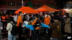 韩国首尔的救援人员正在运送踩踏事件中的伤员（2022年10月30日）