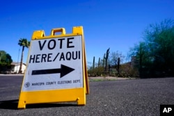 Arizona shtatida yozuvlar ingliz va ispan tillarida, 12-oktabr, 2022