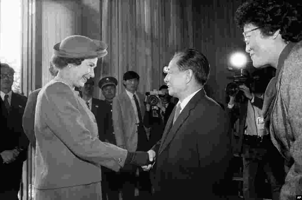 英国女王伊丽莎白二世1986年10月14日在北京与中国共产党总书记胡耀邦会面, 后来胡耀邦带领女王参观了中南海——昔日皇家园林,美联社说,这是外宾的一种难得的荣誉。