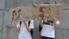  2019年6月25日有抗议学生在香港入境处外举牌，向受到不合作行动影响的市民道歉（美国之音申华拍摄） 
