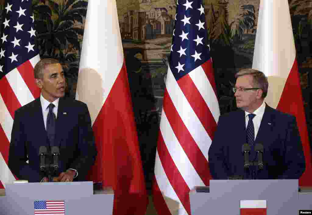 Prezident Obama Polsha prezidenti Bronislav Komorosvki bilan ko'rishmoqda.