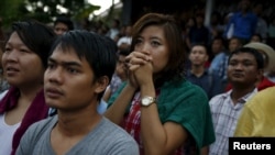 ရွေးကောက်ပွဲရလဒ် ကြေညာသည်ကို NLD ရုံးချုပ်ရှေ့တွင် စုဝေးပြီး စောင့်ဆိုင်းနားထောင်နေသူများ။