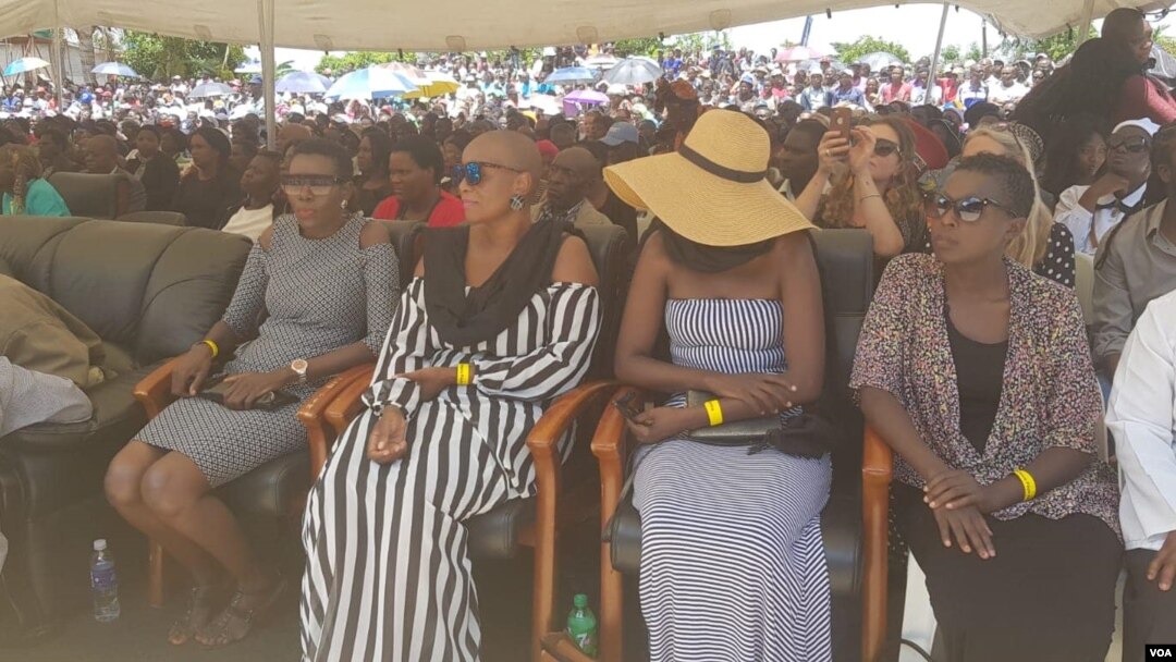 Abanye abantu abavalelise uOliver Mtukudzi ePakare Paye Center lenkundleni yemidlalo eyeNational Sports Stadium ngoMgqibelo.