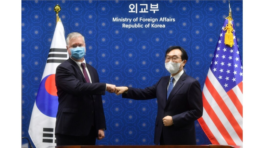 스티븐 비건 미국 국무부 부장관 겸 대북특별대표와 이도훈 한국 한반도평화교섭본부장이 9일 서울 외교부 청사에서 회담에 앞서 인사를 나누고 있다.
