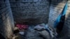 Фото: будівля в Ізюмі, в якій російські сили утримували та катували цивільних. В червні звіт ООН вказав, що 91% полонених "повідомляли про катування та погане поводження". (AP Photo/Evgeniy Maloletka)