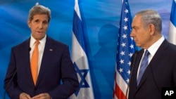 Isroil Bosh vaziri Benyamin Netanyaxu (o'ngda) va AQSh Davlat kotibi Jon Kerri