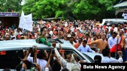 နေပြည်တော်က ရပ်ကွက်တချို့မှာ လှည့်လည်ပြီး ရွေးကောက်ပွဲအသိပညာပေး ဟောပြောနေတဲ့ ဒေါ်အောင်ဆန်းစုကြည်။ (သြဂုတ် ၃၀၊ ၂၀၁၅)