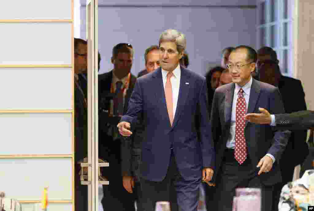 AQSh Davlat kotibi Jon Kerri (chapda) va Jahon banki rahbari Jim Young Kim Jahon banki qarorgohidagi yig'inda ishtirok etmoqda, Vashington, 2014-yil, 4-avgust.