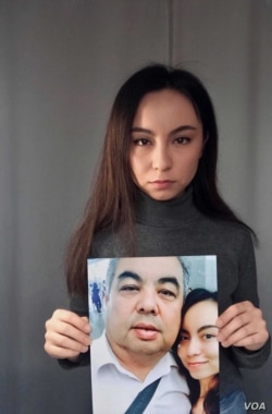Samira Imin otasining surati bilan