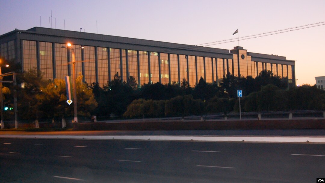 Human Rights Watch nazarida O’zbekiston hukumati “terrorga qarshi kurash” bahonasida din ahliga bosimni oshirgan; zo’ravonlikni targ’ib qiluvchilar hamda oddiy dindorlar orasida farqni tan olmay keladi.
