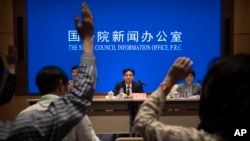 中国国务院港澳办公室发言人杨光在北京举行的记者会上准备回答记者提问题。(2019年8月6日)