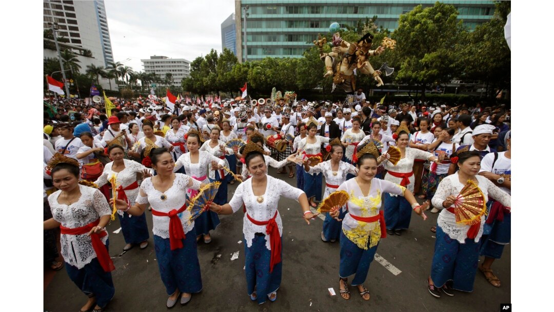 Balinese dancers perform during a rally in Jakarta, Indonesia, Dec. 4, 2016. Thousands of Indonesians rallied in the center of the capital Jakarta on Sunday, calling for tolerance and unity after massive protests by conservative Muslims against the city's minority Christian governor.