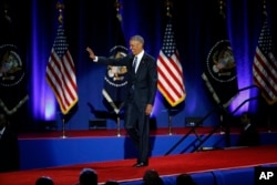 Prezident Obama zalga yig'ilganlar bilan salomlashmoqda, Chikago, 10-yanvar, 2017-yil.