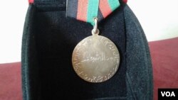 Afg'onlar tomonidan Prezident Trampga berilgan oltin medal