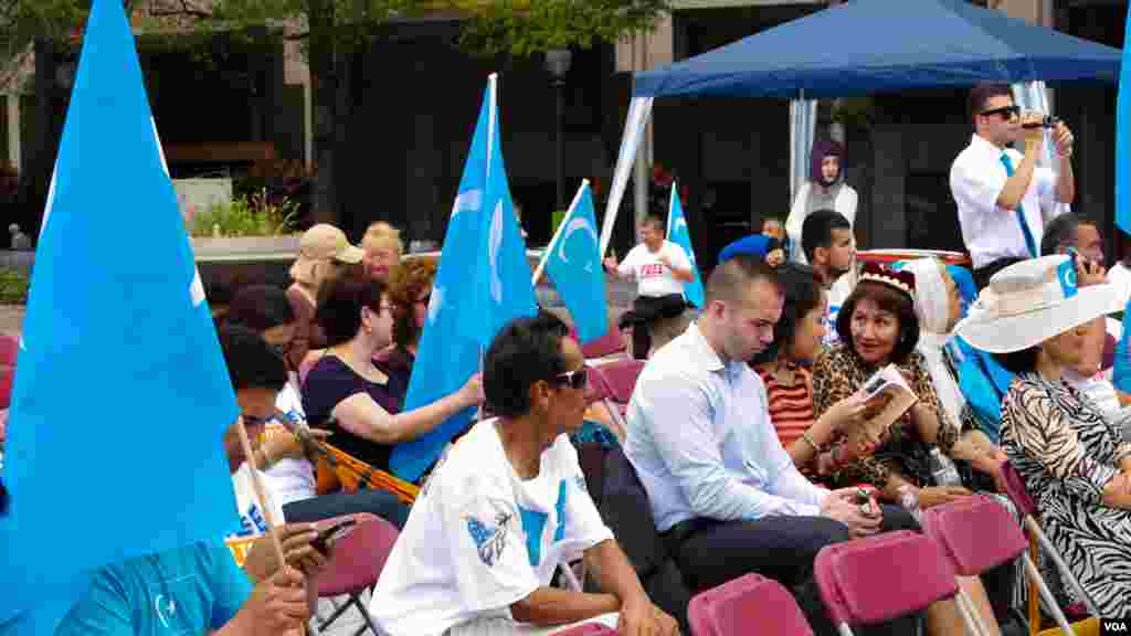 Vashingtonda Uyg'ur madaniy festivali. Tadbirdan so'ng jamoa Xitoy elchixonasi qarshisida norozilik namoyishi o'tkazdi, Vashington, 3-avgust, 2014-yil. Odil Ruzaliev surati