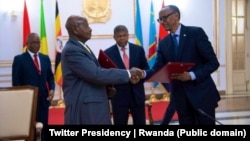 Sob o olhar de João Lourenço Yowerri Museveni ( à esquerda) e Paul Kagame fazem as pazes
