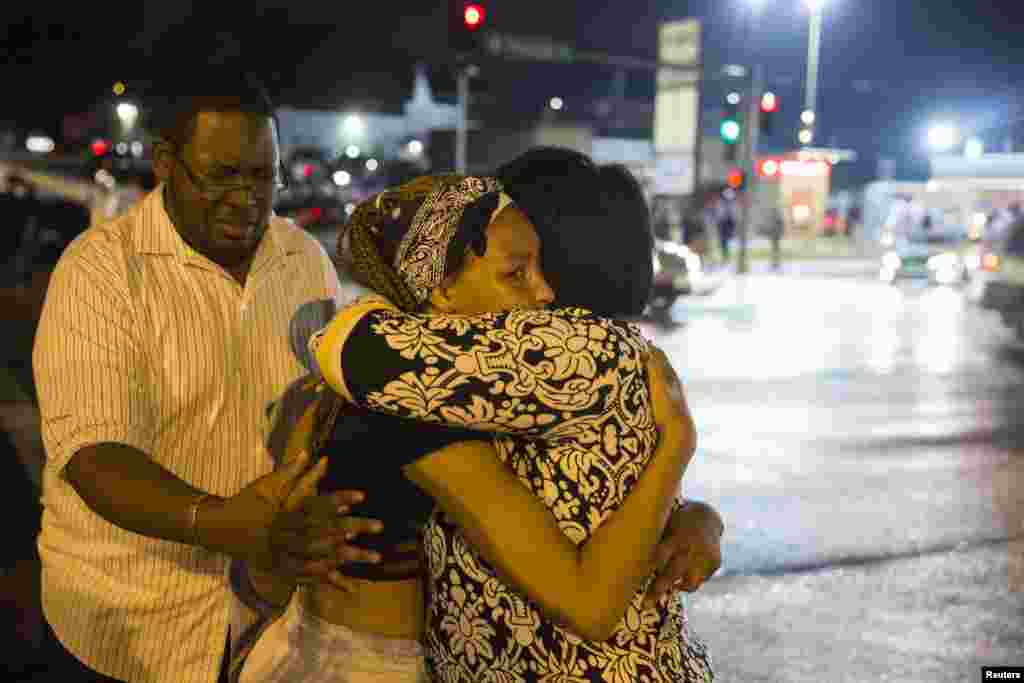 Shaharda talon-taroj holatlari ko'paygan. Mahalliy aholi vakillari orasida xavotir kuchli, Ferguson, 16-aprel, 2014-yil.